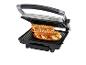 Verse groente- en kaassandwiches in een open paninigrill.