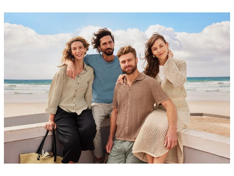 Mode estivale : chemisiers, pulls et jupes en crochet près de la mer.