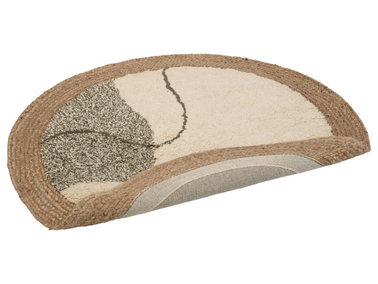 Een halfrond jute vloerkleed met een wit, grijs en groen patroon.