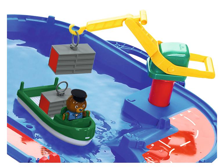 Circuit d'eau avec grue, bateau et figurine d'ours.