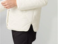 Une veste matelassée blanche avec un motif en losanges.