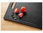 Tomates fraîches coupées sur une planche à découper noire