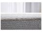 Matras met witte, gewatteerde topper op grijze basis.