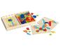 Jeu de puzzle en bois avec des formes géométriques colorées, incluant un motif de fleur et de papillon.