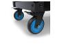 Roues noires avec jantes bleu clair sur une plateforme mobile.