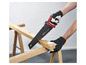 Een hand zaagt een houten plank met een Parkside handzaag.