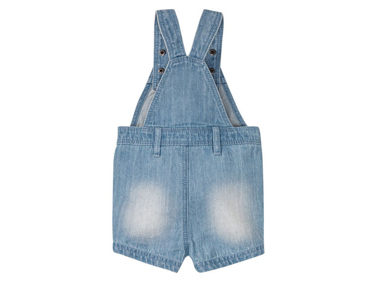 Une salopette en jean bleu pour bébé.