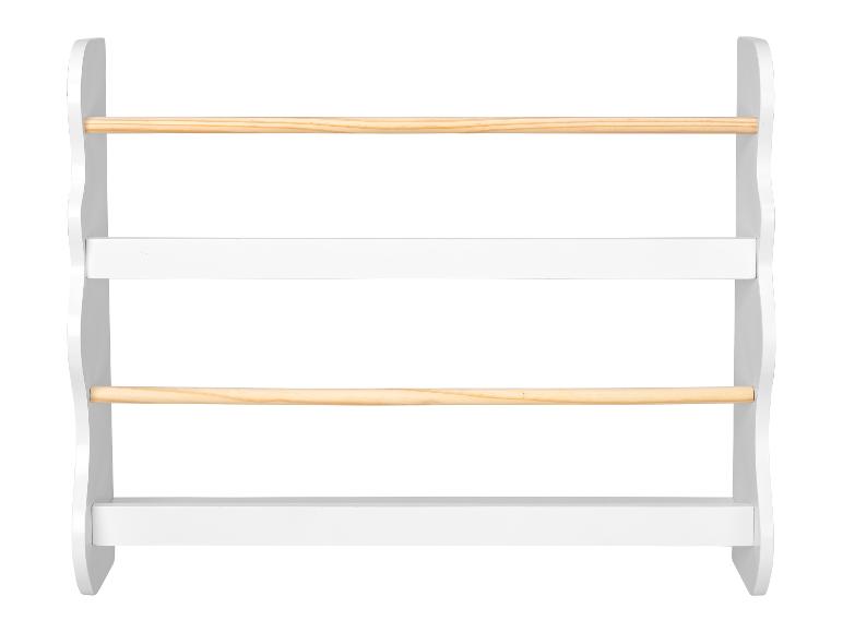 Witte boekenplank met houten rails.