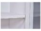 Armoire blanche avec étagères et porte en verre.