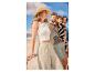 Zomermode: top, broek en shorts aan het strand.