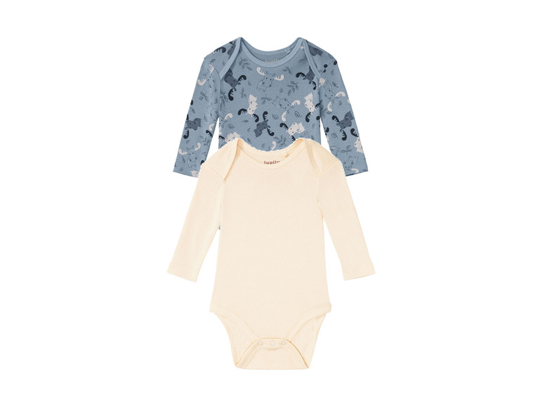 Twee baby rompers met lange mouwen, een effen crèmekleurige en een met dierenprint.