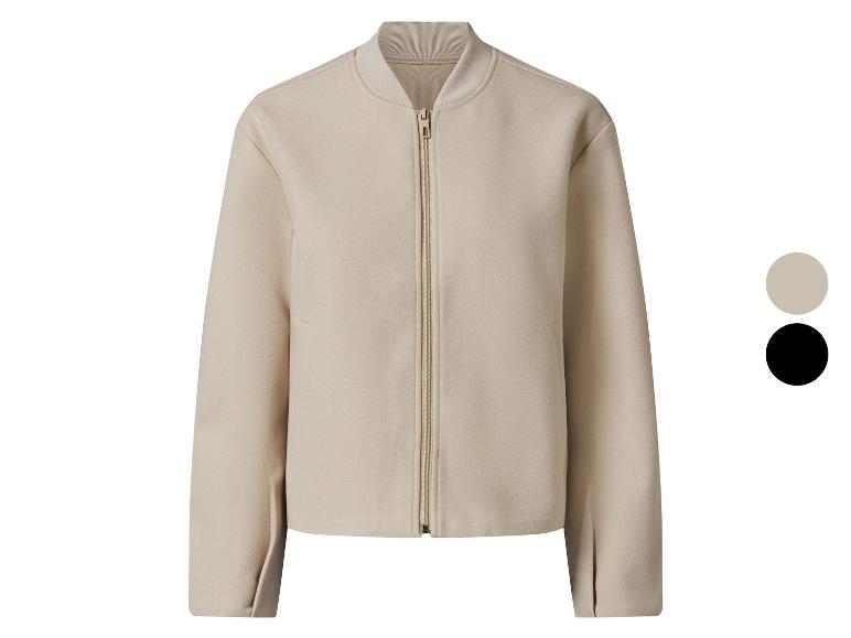 Beige jas met rits, ook verkrijgbaar in zwart.