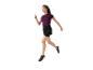Vrouw in sportkleding, hardlopend in shirt en short.