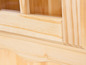 Close-up van een houten kast met glazen deuren.