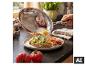 SILVERCREST® premium pan met koperlaag, met een ei dat op een toast glijdt. [AI-gegenereerde afbeelding]