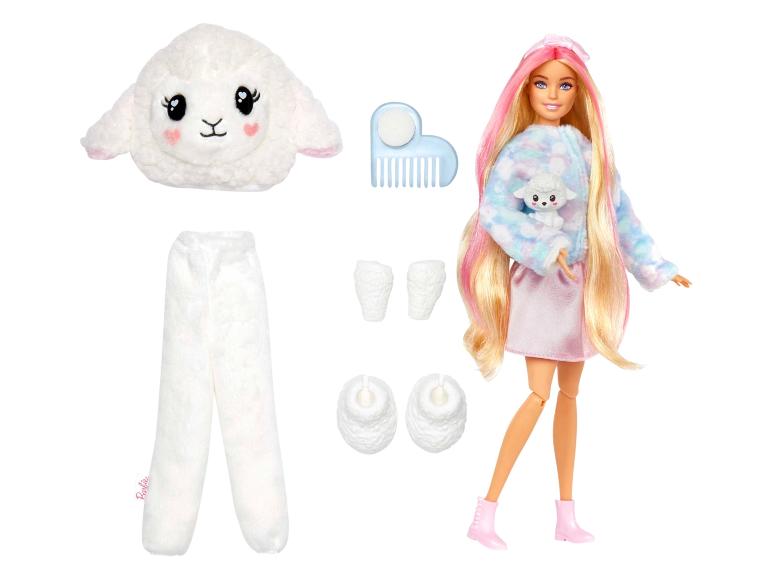 Barbiepop met roze haar, een lammetjestrui en -broek, plus accessoires.