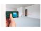 Een Parkside laser-afstandmeter meet de afstand in een lege kamer.
