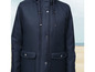 Une veste bleu marine à capuche et boutons.