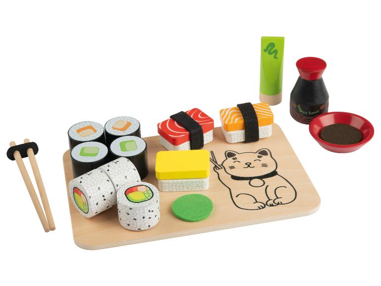Ensemble de jeu de sushi en bois avec des rouleaux, des sauces et des baguettes.