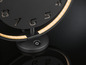 Een zwarte tafellamp met een gouden LED-ring.