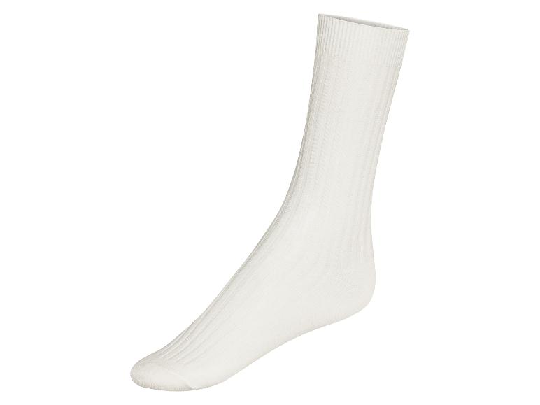 Une chaussette blanche à côtes.