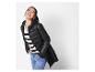 Doudoune longue noire pour femme avec pull rayé et jean.