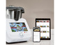 Een Monsieur Cuisine Connect smart multicooker met een tablet en smartphone met recepten.