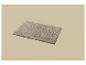 Een rechthoekige beige badmat met een ruige textuur op een lichtbeige achtergrond.