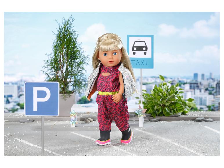 Poupée BABY born en combinaison rouge et gilet argenté, avec panneaux de stationnement et de taxi.
