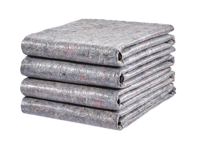 Pile de cinq couvertures de feutre grises pliées