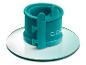 Een turquoise Coockoo cakevorm op een glazen ondergrond.