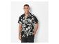 Chemise à manches courtes à motif floral noir et blanc et short assorti.