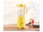 Gele SilverCrest blender met ijs, drankjes en een kom met ijs op een aanrecht.