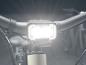Een close-up van de koplamp van een elektrische fiets.