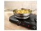 Poêle avec riz et crevettes sur une plaque de cuisson électrique portable noire.