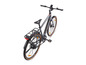 Un vélo électrique noir avec un porte-bagages et un écran.
