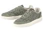 Een paar grijze sneakers met witte details