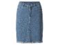 Jupe crayon en jean bleu clair.