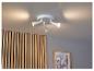Witte plafondlamp met drie lampen, gericht op een houten wand.