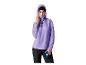 Vrouw in paarse hoodie en zwarte broek, met skibril in hand.