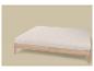 Lit clair avec cadre en bois et drap-housse blanc à motif végétal subtil