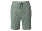 Groene korte broek met luipaardprint.