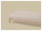 Een bed met een roze matras op een beige achtergrond.