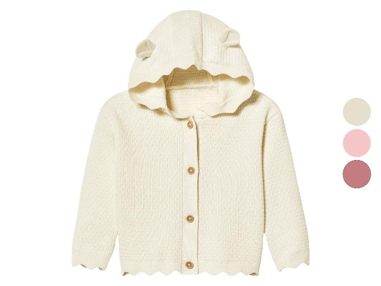 Witte gebreide trui met capuchon voor baby's.