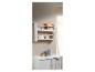 Witte wandplank met boeken en speelgoed in een kinderkamer.