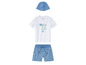 Un t-shirt blanc avec un poisson, un short de bain bleu à motifs poissons et une casquette bleue.