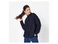 Femme en chemise bleu foncé et jean, tenant ses cheveux.