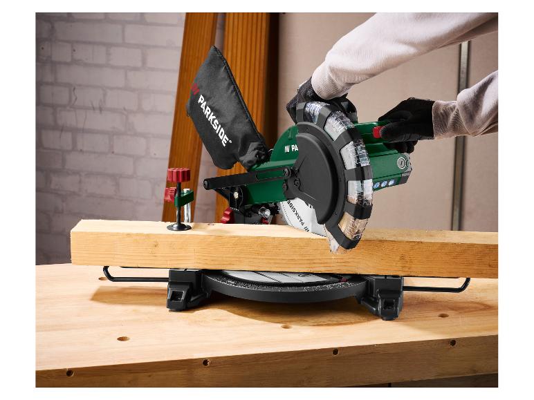 Persoon zaagt hout met een Parkside afkortzaag op een werkbank.