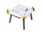 Table d'enfant blanche avec motif à colorier, feutres et chiffon.