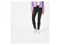 Un jean skinny noir, des baskets blanches et un pull lilas.